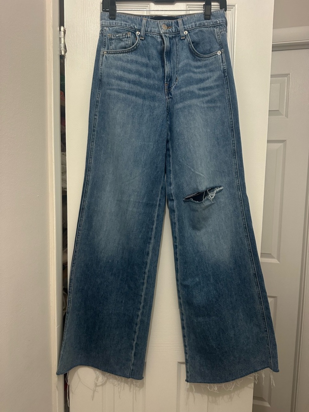 Veronica Beard Distressed Wide-Leg Jeans in Medium Blue new